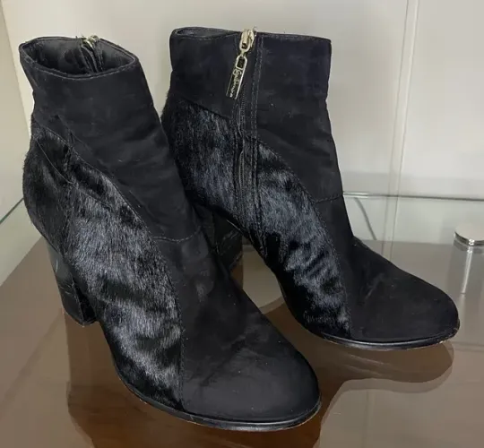 Bota Guilhermina preta em camurça e pelo tamanho 36