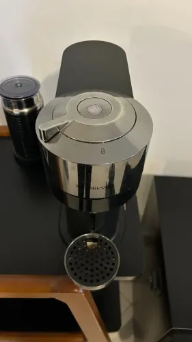 Cafeteira Nespresso Vertuo + Espumador de Leite