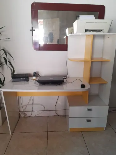 Escrivaninha com prateleiras e gavetas em MDF bom estado