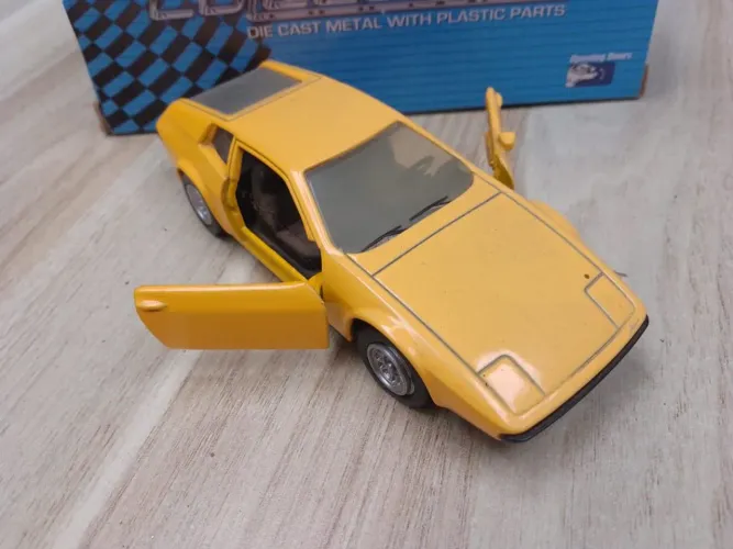 Miura Miniatura amarelo carros nacionais 