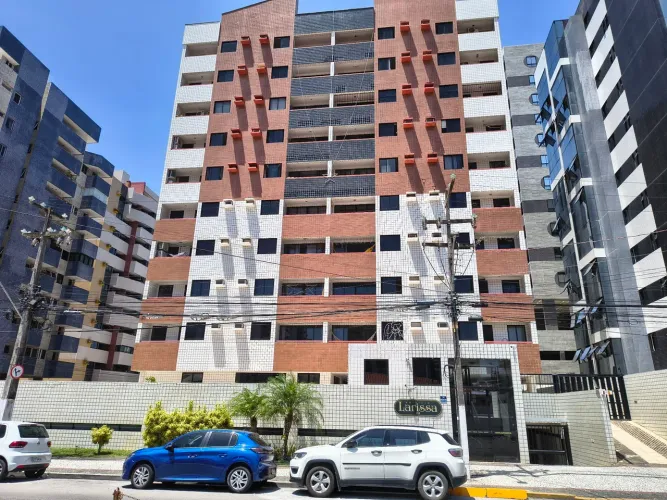 Vendo apartamento no Edifício Larissa, 3/4, dependência, 02 vagas de garagem, nascente.