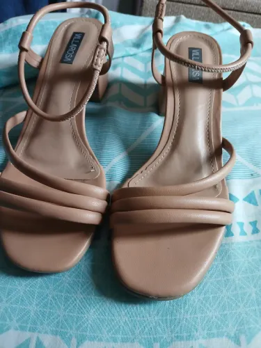 Vendo sandália salta baixo cor nude tamanho 36 