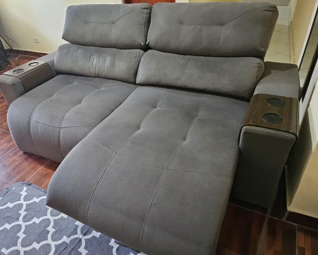 Sofá retrátil cinza (komfort house)com porta-copos