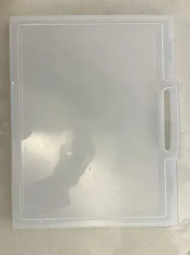 Pasta plástica rígida transparente. Comporta folha A3.