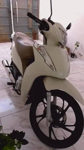 Vendo biz 125 ano 2023 , único dono, IPVA pago. ZAP. *37