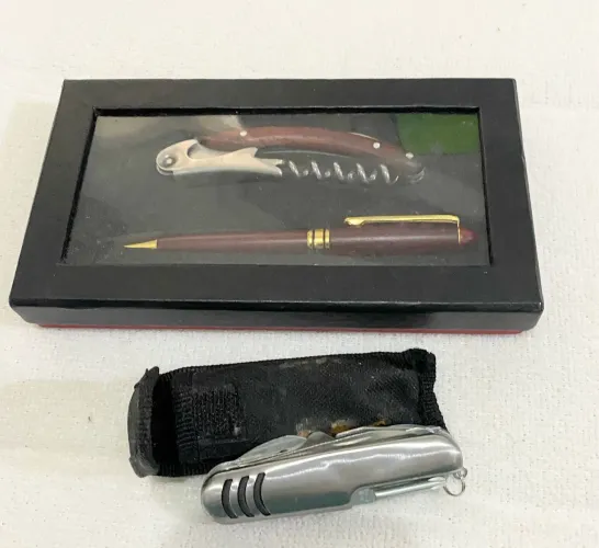 Vende-se 2 Canivetes e uma Caneta social: Um Canivete + Caneta no estojo original 