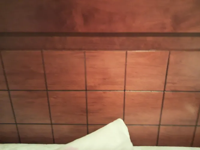 Cama de madeira. Cabeceira trabalhada