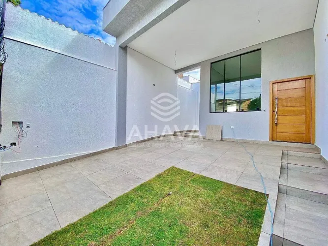 Casa com 3 Quartos à Venda, 180m², Santa Mônica, próximo à Rua Augusto dos Anjos