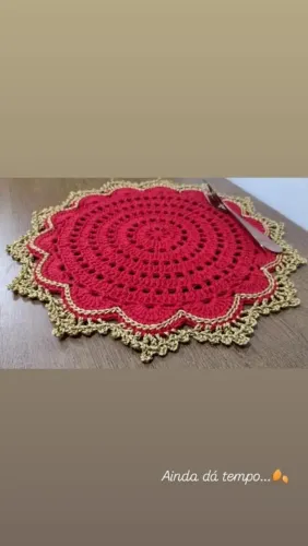 Sousplat de crochê vermelho com dourado, unidade 