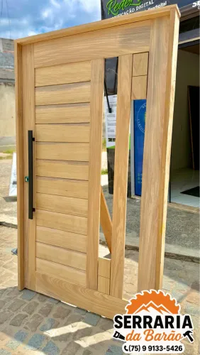 Porta pivotante 2m10cm x 1m20cm já com fechadura instalada, puxador e pino pivotante.