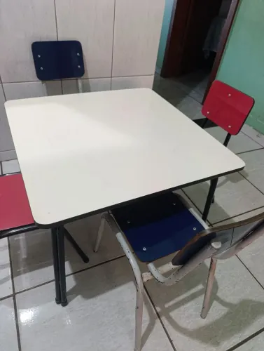 Mesinha de ferros com cadeiras