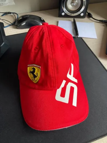 Boné Ferrari Original - Logo bordada