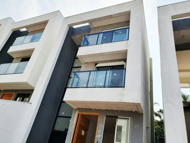 CASA NOVA (LANÇAMENTO), NO CONTRAPISO À VENDA NA REGIÃO DA GRANJA VIANA.