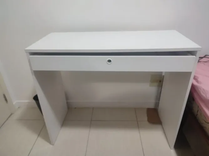 Mesa de Escritório Branca com Gaveta