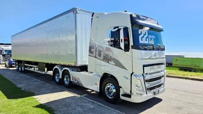 Volvo FH 460 6x2 Globetrotter Ano 22 Top de linha + Baú Nostra 0km 30 plt ano 25 c/pneus