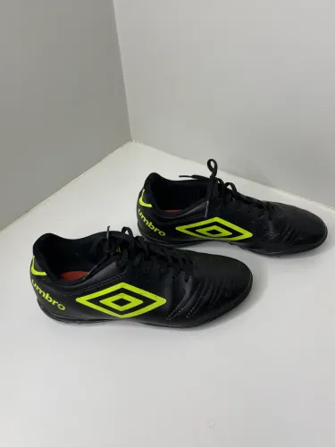Chuteira Umbro preta com verde neon
