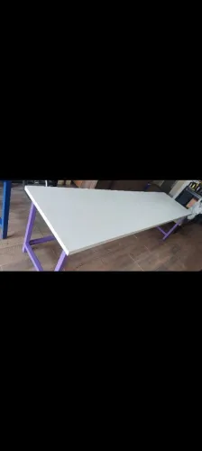 Mesa grande com estrutura de metal e o tampo de MDF 