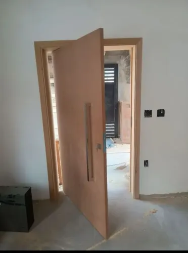 Instalação de porta de madeira 
