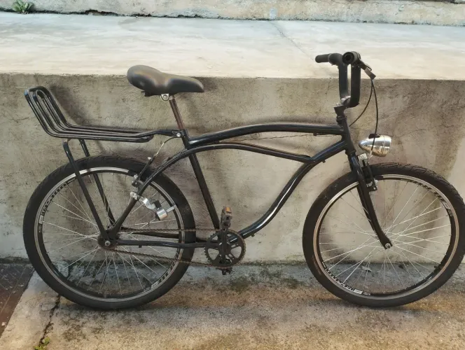 Bicicleta preta com bagageiro