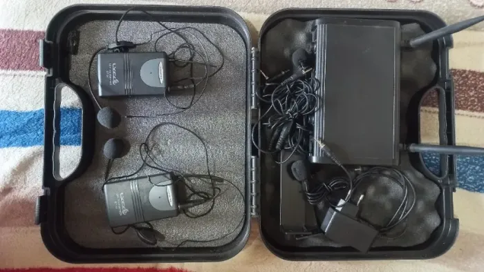 4 microfones sendo Dois lapela, e dois headset