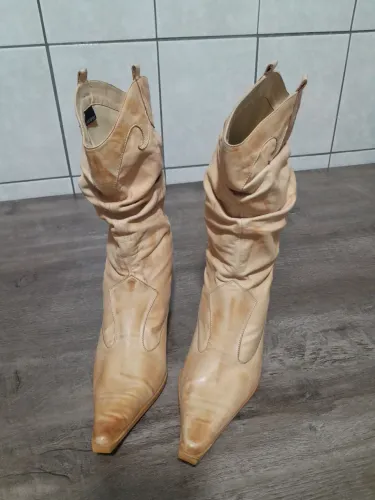 Botas Western em Couro Bege - Elegância e Estilo!