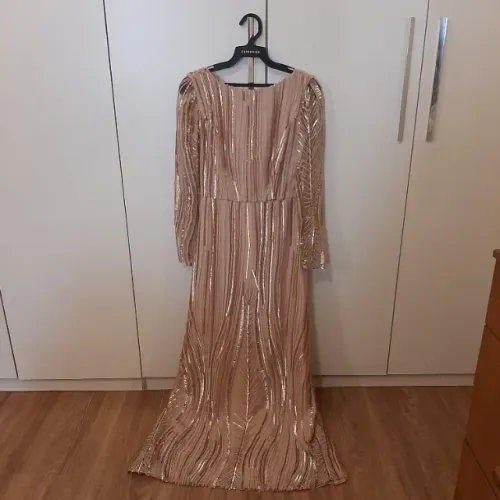 Vestido comprido de festa, marca cavendish, cor nude e com brilho, decotado nas costas, P.