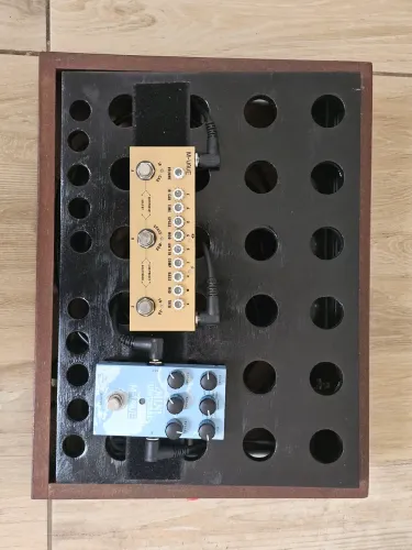 Pedalboard com pedais.