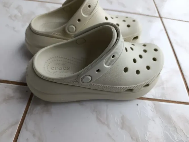 Crocs CRUSH CLOG (original )pago 300 no shoping<br>Nunca usado, sem marcas de uso. Tamanho 35
