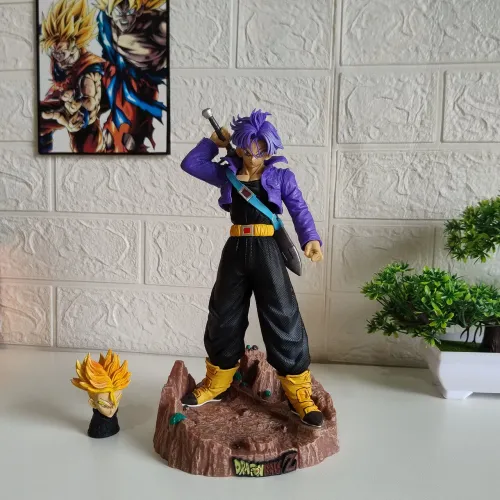 Trunks do Futuro com base Dragon Ball Z - com cabeça removível extra.