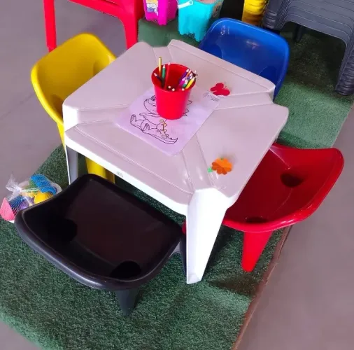 Jogo Infantil ( Mesinha + 4 Cadeirinhas)