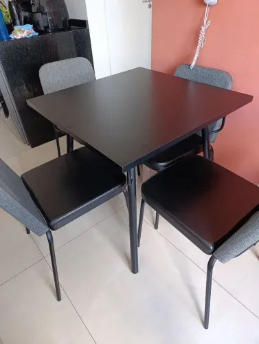 Conjunto de Mesa com Cadeiras