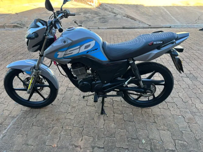 Fan 150 2015 prata, bem conservada.
