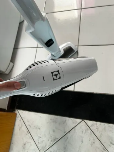 Aspirador de pó vertical sem fio eletrolux ergo rápido lithium