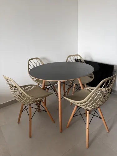 Conjunto de mesa com 4 cadeiras
