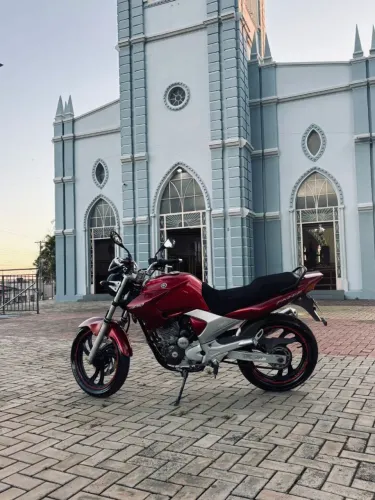 Moto nova, acabou de fazer o motor e toda parte elétrica revisada, dois pneus novos.