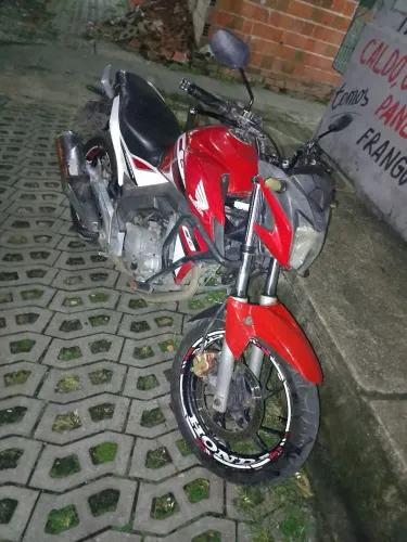 Estou vendendo essa CB Twister 2016 2017 número para contato 859- * 
