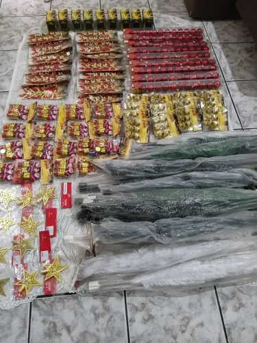 Vendo árvores de natal e enfeites  bolinhas e pisca pisca voltagem 220/110volts.