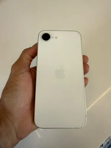iPhone 16e 128gb 10 meses de uso