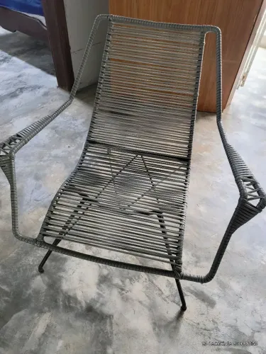 Cadeira vintage rara, em aço, com espaguete no encosto, década de 70. Novinha