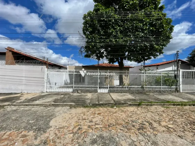 Casa com piscina e espaço gourmet na Morada do Sol - R$ 580