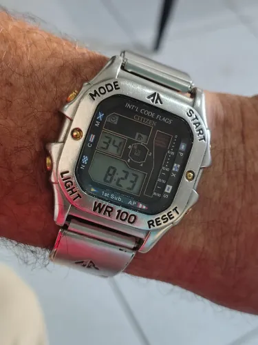 Vendo um relógio Citizen funcionando perfeitamente em ótimo estado de conservação 