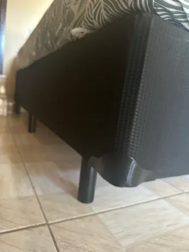 VENDO BOX SOLTEIRO EM ÓTIMO ESTADO Marca: Luckspuma Modelo: Box Preto com pés tabaco