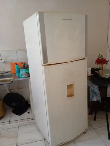 Geladeira Brastemp com problema na borracha e não está evaporando água