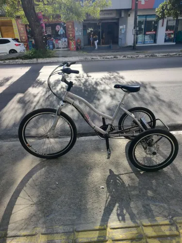 Triciclo em alumínio com freio a disco e marcha.