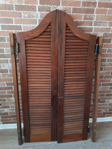 Vende-se porta estilo saloon com os batentes completo ( madeira maciça )
