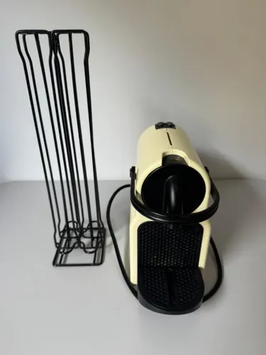 Cafeteira Nespresso Inissia D40 Cream, 220V (de brinde suporte Torre Preto Aço Inox 40 Cáp