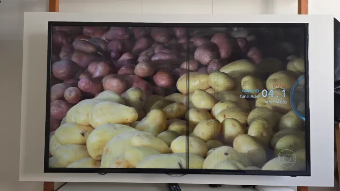 TV SAMSUNG LED 46" - FUNCIONANDO COM LISTRA NA TELA
