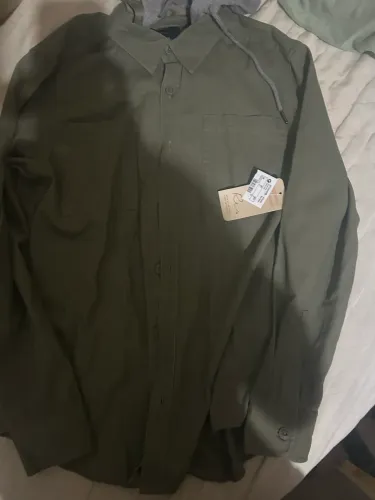 camisa manga longa em sarja, com capuz removível. verde militar. Nova.