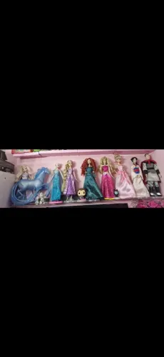 Lote de produtos e bonecas Disney