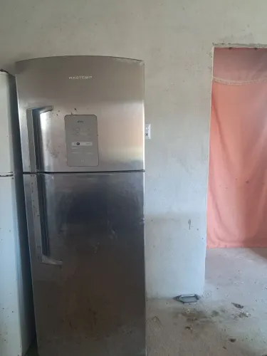 Vendo geladeira Brastemp toda feito so falta botar gás e ser feliz contato *41
